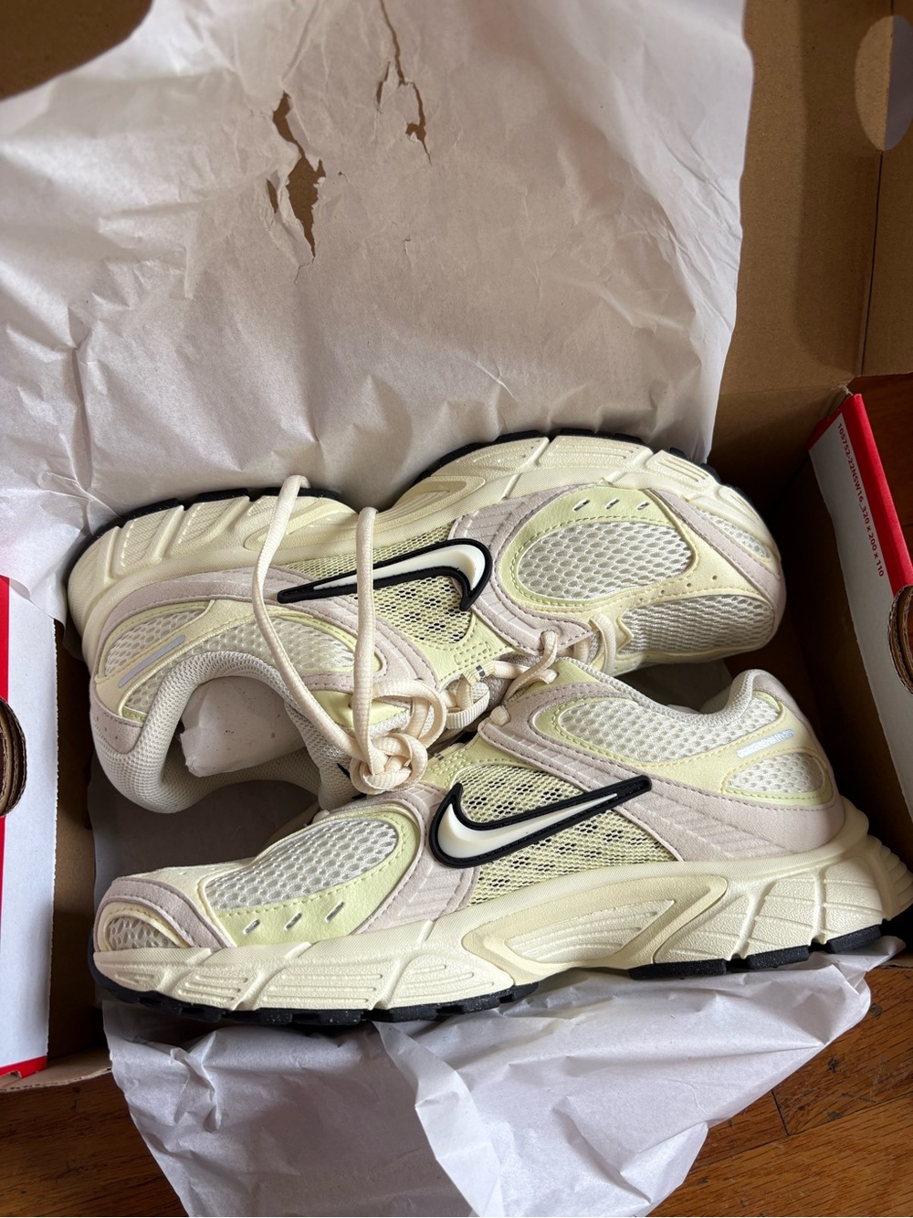 Nike Women’s V5 RNR in Cream / Coconut Milk